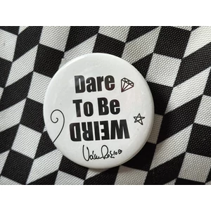 Dare to be weird kitűző