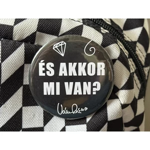 És akkor mi van? kitűző