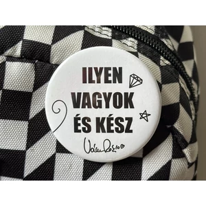 Ilyen vagyok és kész kitűző