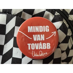 Mindig van tovább kitűző