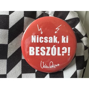 Nicsak, ki beszól?! kitűző
