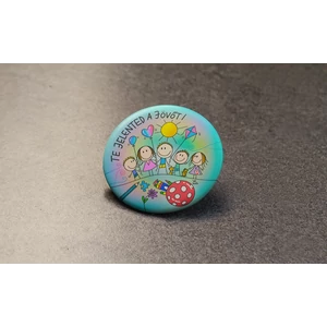 Gyereknapi kitűző 2023 - színes háttérrel