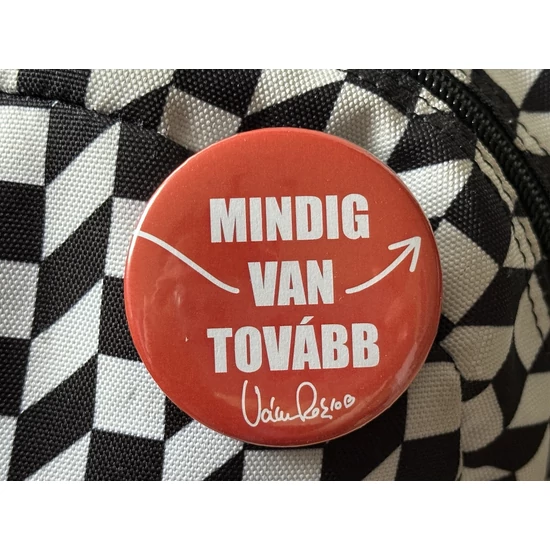 Mindig van tovább kitűző