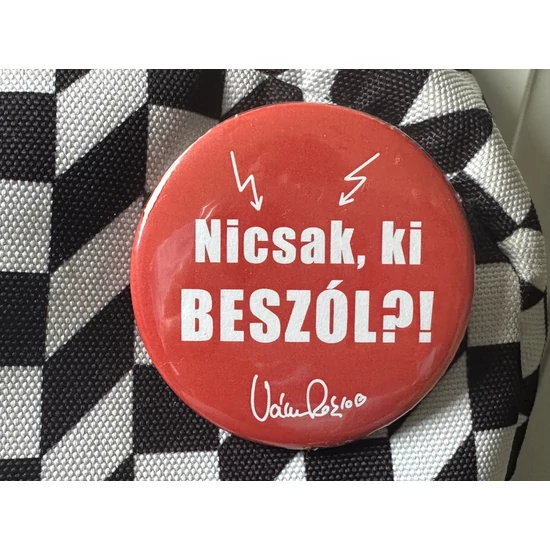 Nicsak, ki beszól?! kitűző