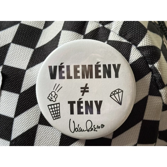 Vélemény ≠ tény kitűző